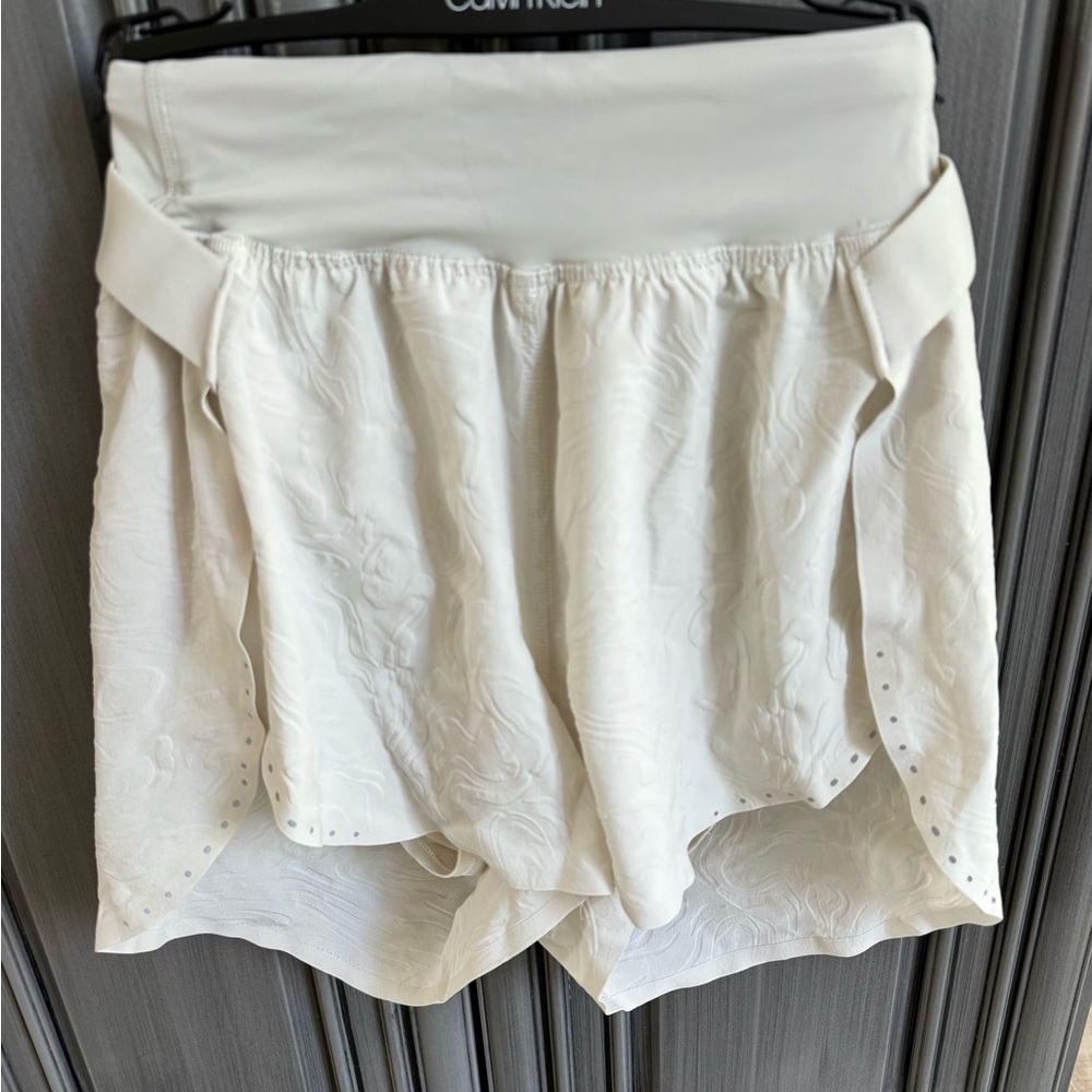 Lululemon size 0 bone textured shorts